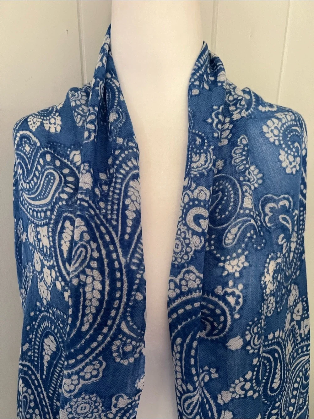 J. McLaughlin Blue Paisley Print Lightweight 100% Wool Wrap Shawl Scarf
